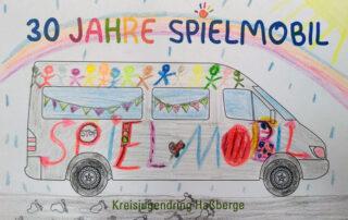 Eine Ausgemalte Karte mit dem Spielmobil im Rahmen des 30 jährigen Spielmobiljubiläums. Der Bus ist grau bemalt und mit vielen bunten Strichmännchen und der großen Aufschrift SPIELMOBIL versehen. Im Hintergrund ist ein Regenbogen und die Sonne gezeichnet.