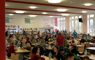 Blick in die Halle mit besetzten Tischen bei den Haßberger Spieletagen in Ebern