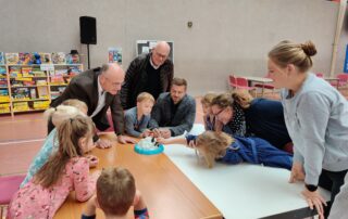 Die Spieletage werden durch Landrat Wilhelm Schneider gemeinsam mit Bürgermeister Wolfgang Borst und Kreisjugendring Vorsitzendem Thomas Wagenhäuser en einem Tisch mit spielenden Kindern eröffnet