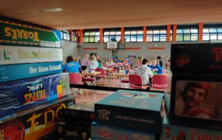 Aufnahme durch die Spielewand in den Raum bei den Spieletagen in Hofheim
