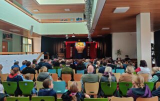 Blick auf die Bühne des Korbtheaters in der Aula der Hofheimer Grundschule durch das Publikum