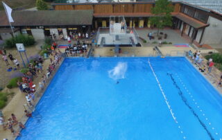 Blick von oben aufs Eltmanner Freibad beim Sprungwettbewerb