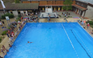 Blick von oben aufs Eltmanner Freibad beim Sprungwettbewerb