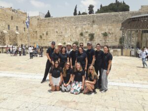 Ein Gruppenfoto der deutschen Teilnehmenden der Jugendbegegnung vor der Klagemauer in Jerusalem