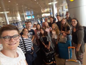 Ein Selfie der Teilnehmenden der Jugendbegegnung vor dem Abflug in Tel Aviv