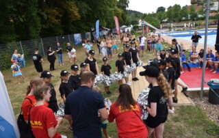 Siegerehrung der Gewinner des Arschbombenwettbewerbs gemeinsam mit Cheerleadern
