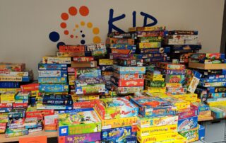 Ein Tisch voller Spiele in der Geschäftsstelle des Kreisjugendring Haßberge
