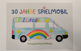 Eine Ausgemalte Karte mit dem Spielmobil im Rahmen des 30 jährigen Spielmobiljubiläums. Der Bus ist blau bemalt und mit einem Regenbogen und Sternen versehen.