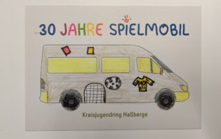 Eine Ausgemalte Karte mit dem Spielmobil im Rahmen des 30 jährigen Spielmobiljubiläums. Der Bus ist grau bemalt und mit einem Fußball, einem Trikot, gelber und roter Karte versehen