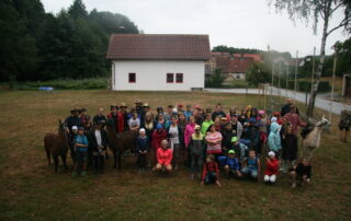 Ein Gruppenfoto des Inklusiven Zeltlagers 2018 mit Alpakas
