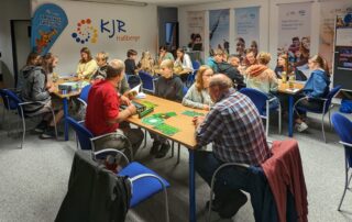 Spielerklärer probieren gemeinsam in Kleingruppen Spiele aus.