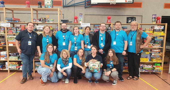 Gruppenfoto der Spielerklärer in den typisch blauen Tshirts