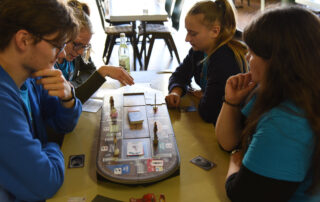 Vier Spielerklärende spielen ein Spiel bei den kleinen Spieletagen in Knetzgau
