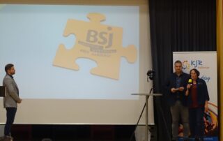 Die bayerische Sportjugend stellt auf der Bühne ihr Puzzleteil im Rahmen der 75 Jahrfeier des Kreisjugendrings Haßberge vor. Auf der Leinwand ist das Puzzleteil zu erkennen.