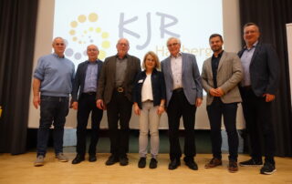 Die ehemaligen Vorsitzenden gemeinsam mit Verwaltungsmitarbeiterin Anja Schneider auf der Bühne zum Gruppenfoto