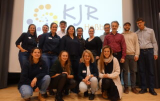 Das Team vom Inklusiven Zeltlager gemeinsam mit Anja Schneider auf der Bühne zum Gruppenfoto