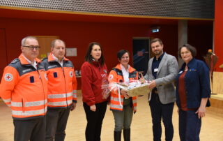 Das Jugendrotkreuz überreicht mit 4 Personen einen Präsentkorb an Thomas Wagenhäuser und Susanne Makowski