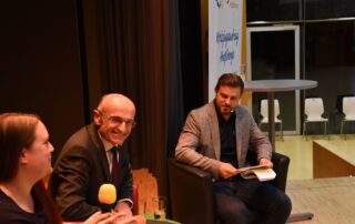 Eine Interviewrunde im Rahmen der 75 Jahrfeier des KReisjugendrings Haßberge. Im Bild zu sehen sind Landrat Wilhelm Schneider und Kreisjugendring Vorsitzender Thomas Wagenhäuser