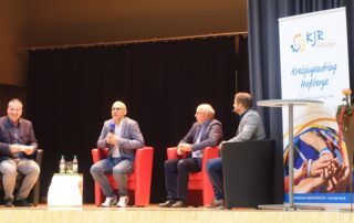 Eine Interviewrunde mit vier Personen auf einer Bühne