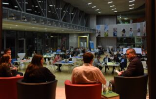 Eine Interviewrunde mit fünf Personen auf der Bühne im Rahmen der 75 Jahrfeier des Kreisjugendring Haßberge. Der Blick zeigt die Runde von hinten vor dem Publikum