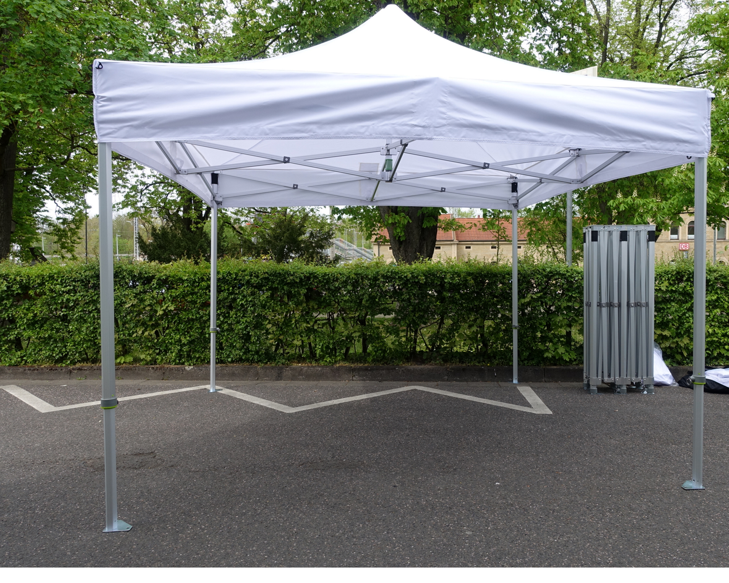Ein weißes Pavillon aufgebaut auf einer Straße