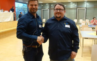 Vorsitzender Thomas Wagenhäuser verabschiedet das ausscheidende Vorstandsmitglied Sebastian Noll im Rahmen der Herbstvollversammlung 2022