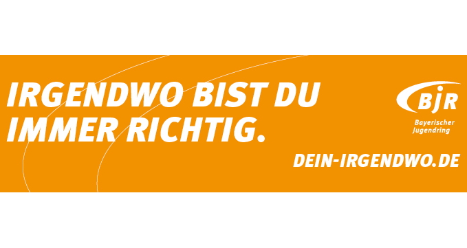 "Irgendwo bist du immer richtig" auf einem orangenen Banner des bayerischen Jugendrings