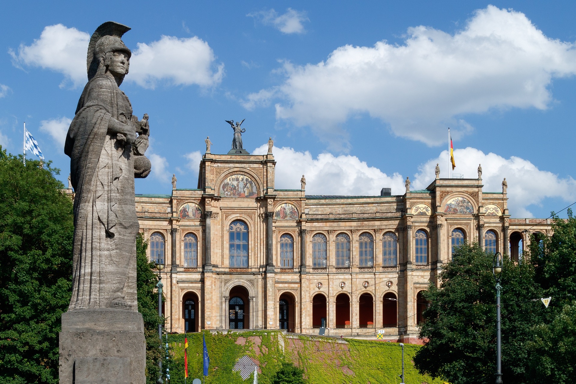 Frontaler Blick auf den bayerischen Landtag