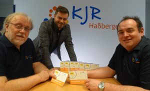 Kreisjugendring Vorsitzender Thomas Wagenhäuser bewirbt gemeinsam mit den Vorstandsmitgliedern Jürgen Krell und Wolfgang Winter das Juleica Gutscheinheft 2023