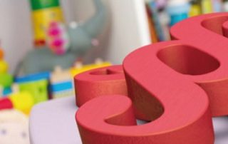 3D-Paragraph liegt vor verschwommenen bunten Gegenständen im Hintergrund