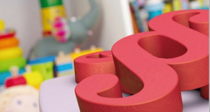 3D-Paragraph liegt vor verschwommenen bunten Gegenständen im Hintergrund