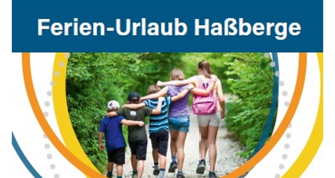 verschiedengroße Kinder laufen Arm in Arm einen Weg im Wald entlang. Darüber der Schriftzug "Ferien-Urlaub Haßberge"