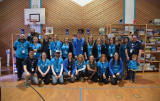 Gruppenfoto der Spielerklärer in den typischen blauen Shirts