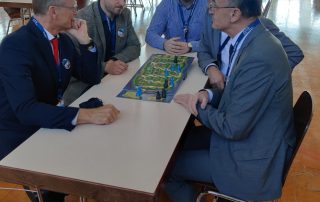 Eine Runde Politiker beim spielen des Spiels "Zauberberg"