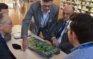 Eine Runde Politiker beim Spielen des Spiels Zauberberg