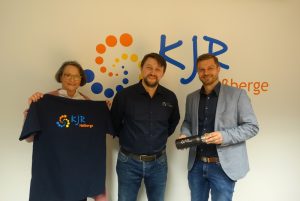 Vorstellung des neuen Mitarbeiters Alex Jungmann gemeinsam mit Susanne Makowski und Thomas Wagenhäuser vor dem Kreisjugendring Logo