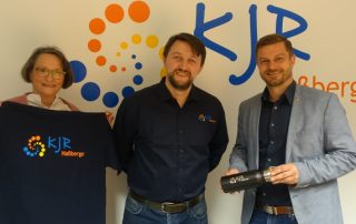 Vorstellung des neuen Mitarbeiters Alex Jungmann gemeinsam mit Susanne Makowski und Thomas Wagenhäuser vor dem Kreisjugendring Logo