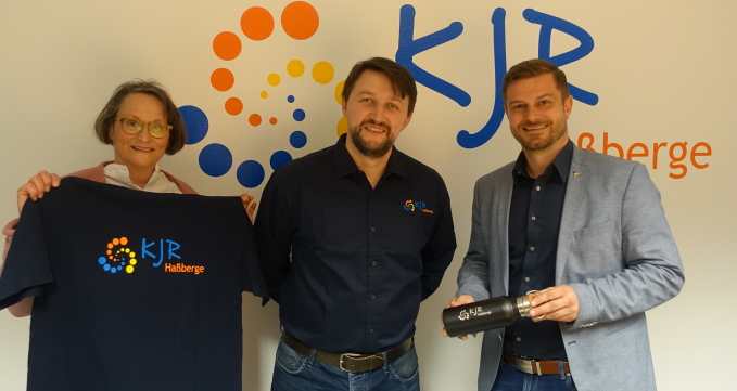 Vorstellung des neuen Mitarbeiters Alex Jungmann gemeinsam mit Susanne Makowski und Thomas Wagenhäuser vor dem Kreisjugendring Logo