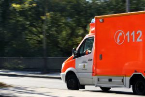 Ein Krankenwagen fährt schnell auf einer Straße. Der Schirftzug "112" ist zu lesen.