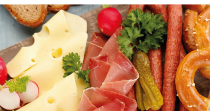 Schinken, Käse und Wurst mit Gurken und Radieschen auf einer Platte