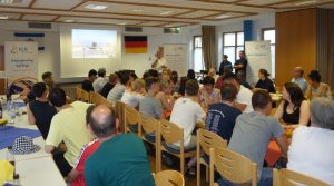 Landrat Wilhelm Schneider bei einer Rede vor den Besuchern des deutsch-israelischen Freundschaftsabend