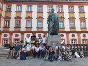 Die israelische Jugendgruppe vor einer Statue von König Maximilian II. in Bayreuth