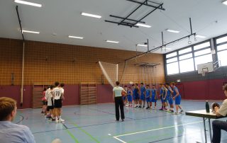 Zwei Basketballmannschaften stehen sich in Reihen gegenüber