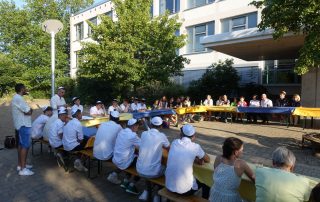 Die Teilnehmenden der Jugendbegegnung beginnen den Shabbat