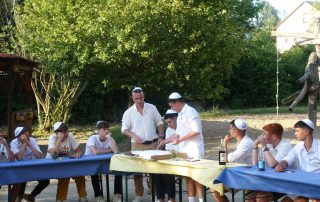 Die Teilnehmenden der Jugendbegegnung zelebrieren den Shabbat