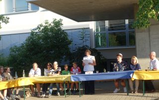 Kreisjugendring Vorstandsmitglied Susanne Makowski liest am Shabbat etwas vor.