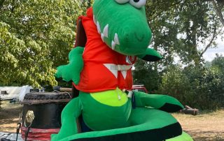Ein Stoff-Drache als Galionsfigur des Ruderboots