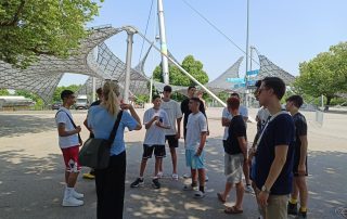 Die israelischen Jugendlichen stehen gemeinsam vor dem Olympiastadion in München