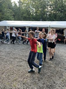 Foto 1 – Polonaise Eine Polonaise der Kinder beim inklusiven Zeltlager.