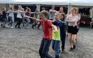 Eine Polonaise der Kinder beim inklusiven Zeltlager.